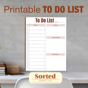 Puede incluir: Una lista de tareas imprimible con secciones para tareas, objetivos, principales prioridades y recordatorios. El diseño incluye un fondo blanco con un borde y texto marrón. Las palabras "Printable TO DO LIST" están en la parte superior. El logotipo de Sorted Print Co. está en la parte inferior.