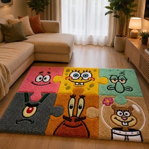 Puede incluir: Una alfombra rectangular con un diseño de rompecabezas de seis piezas. Cada pieza muestra un personaje de Bob Esponja, incluyendo a Patricio, Bob Esponja, Calamardo, Plankton, Don Cangrejo y Arenita, en colores vibrantes y texturizados.