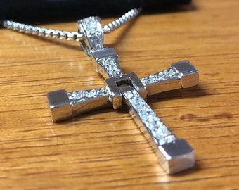 14kt. croce in oro bianco e diamanti, croce religiosa, croce ispirata al film, croce ispirata a Dominic Toretto.