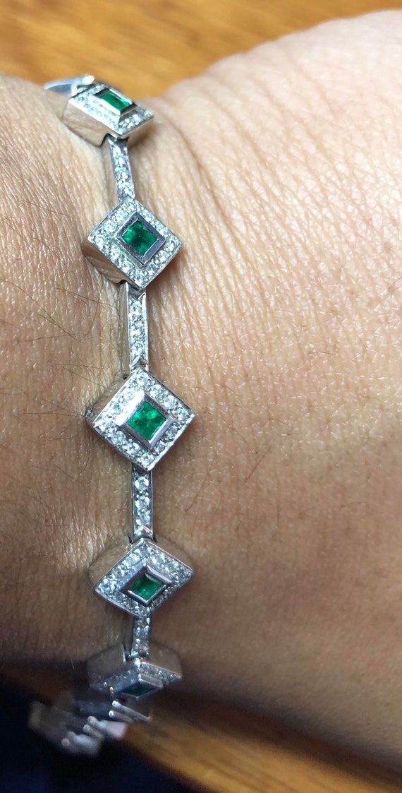 Stunning diamond shaped link  green emerald and di