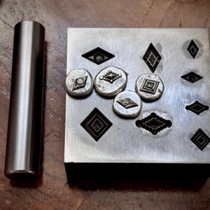 Navajo geometrische diamant metalen kogelplaat, Zuidwest-Amerikaanse tribale stalen kogelplaat met staaf, stempelset voor concho-afdrukken voor zilversmeden