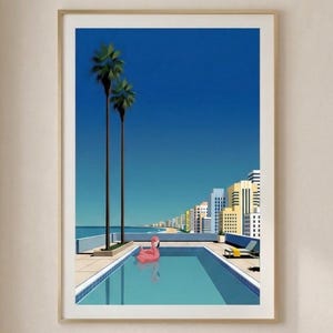 Könnte beinhalten: Gerahmter Kunstdruck mit einem Swimmingpool mit einem aufblasbaren rosa Flamingo, Palmen und einer Skyline unter einem klaren blauen Himmel. Das Kunstwerk hat einen Retro-Minimalismus-Stil, mit Strand und Meer im Hintergrund.