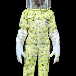 Könnte beinhalten: Gelber Imkeranzug mit Bienen- und Blumenmuster. Der Anzug besteht aus einer Kapuze mit Netz, einem Overall mit Reißverschluss und weißen Handschuhen mit gelben Akzenten. Zum Schutz vor Bienenstichen.