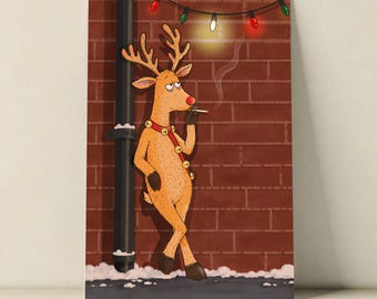 Puede incluir: Una ilustración vertical de un reno de color canela con nariz roja, que lleva un arnés con cascabeles dorados, apoyado contra una tubería de drenaje negra frente a una pared de ladrillos rojos. Una cadena de luces cuelga arriba y el reno sostiene un cigarrillo.