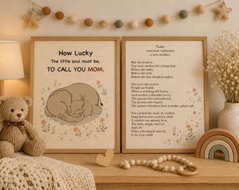 Puede incluir: Dos láminas decorativas enmarcadas con madera clara. La lámina de la izquierda muestra una ilustración de un elefante adulto y una cría con el texto: How Lucky The little soul must be, TO CALL YOU MOM. La lámina de la derecha contiene un poema.