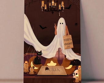 Puede incluir: Una lámina decorativa vertical que muestra un fantasma cubierto con una sábana blanca, haciendo el signo de la paz y sosteniendo una bolsa de tela beige con el texto 100% dead tired. Incluye una tabla Ouija, dos gatos negros, velas, una calavera y una lámpara.