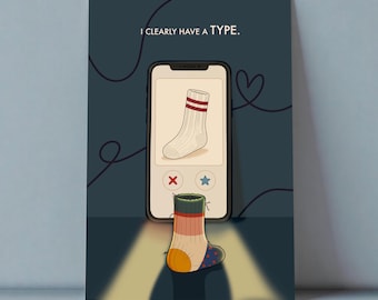 Puede incluir: Un póster azul oscuro con un smartphone que muestra un calcetín blanco con rayas rojas en una aplicación de citas. Debajo del teléfono, un calcetín colorido con talón amarillo y lunares azules está de pie. El texto dice: I CLEARLY HAVE A TYPE.