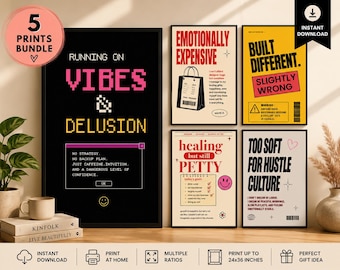 Puede incluir: Un conjunto de cinco láminas de arte mural enmarcadas con tipografía llamativa y diseños gráficos. Los pósteres incluyen frases como Running on Vibes and Delusion, Emotionally Expensive, Built Different, Healing but still Petty y Too Soft for Hustle Culture.