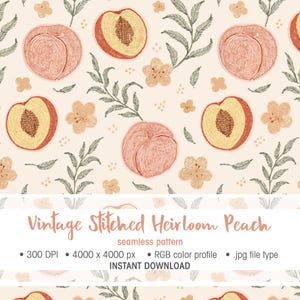 Peut inclure: Un motif répétitif illustrant des pêches entières et coupées en deux, des petites fleurs et des branches feuillues dans des tons pêche, jaune et vert sourd sur fond crème. Le texte indique : Vintage Stitched Heirloom Peach seamless pattern.