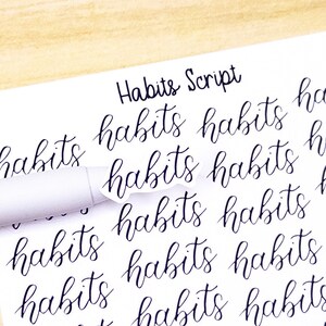 Puede incluir: Una hoja de papel blanca con las palabras "Habits Script" escritas en cursiva negra en la parte superior. La palabra "habits" está escrita en cursiva negra varias veces en el papel.