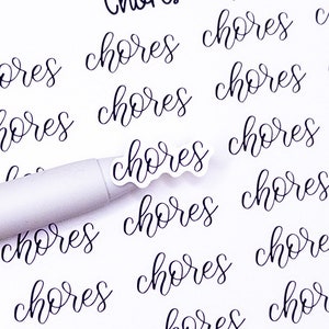 Może przedstawiać: Arkusz białego papieru z napisem "Chores Script" napisanym czarnym, ozdobnym pismem na górze. Reszta arkusza jest wypełniona słowem "chores" napisanym czarnym, ozdobnym pismem w różnych rozmiarach i stylach.