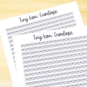 Puede incluir: Dos hojas de papel blanco con el texto "Tiny Icon: Envelope" impreso en la parte superior. Cada hoja está llena de un patrón repetitivo de pequeños iconos de sobres negros con un corazón en su interior.