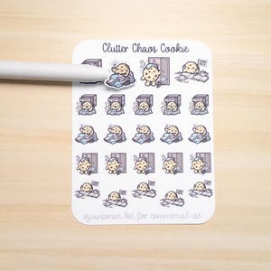 Puede incluir: Una hoja de pegatinas con un patrón repetido de un personaje de galleta de dibujos animados en varias situaciones. El personaje de la galleta tiene una expresión angustiada, rodeado de desorden y sosteniendo un letrero de "Send Help". El texto "Clutter Chaos Cookie" está en la parte superior.