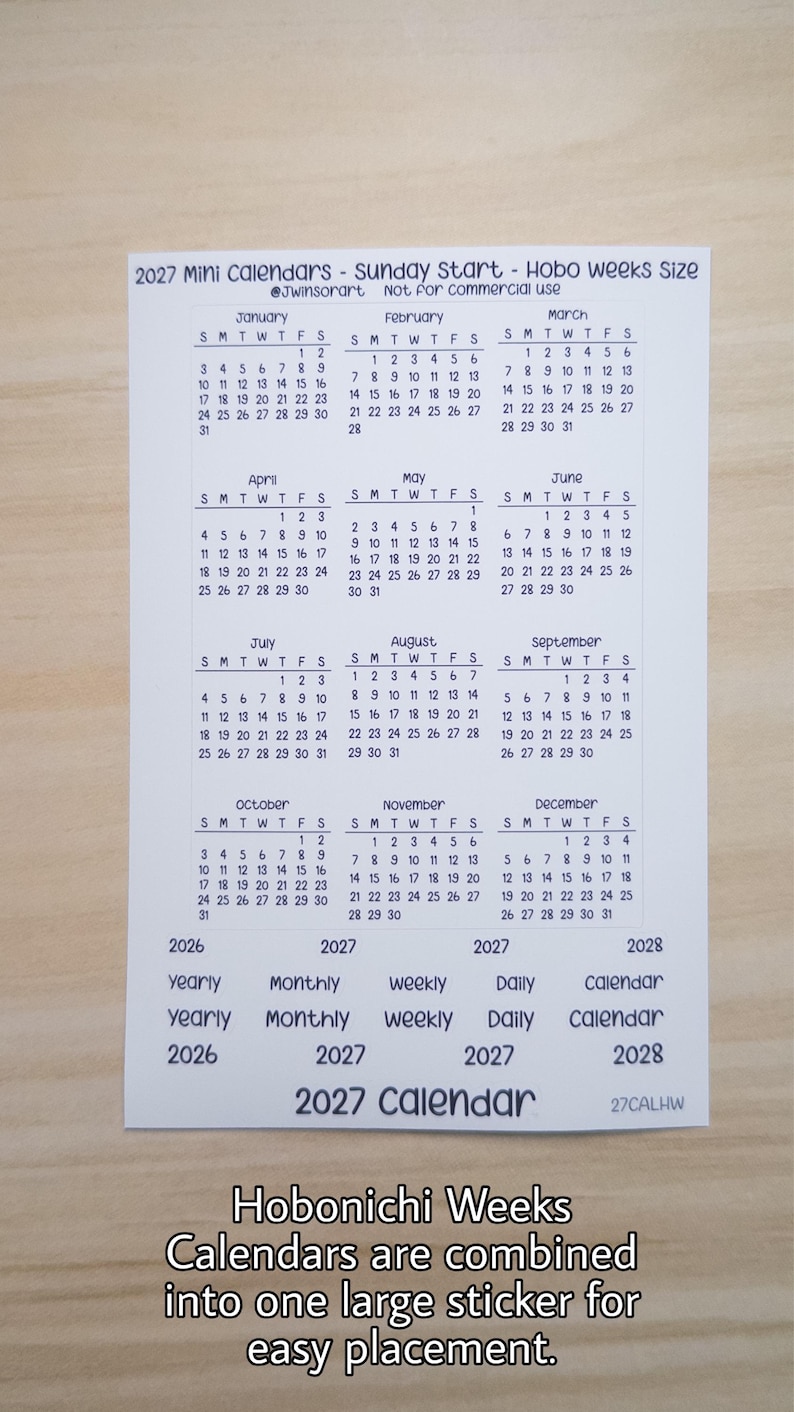 Pu&ograve; includere: Un foglio di adesivi rettangolare bianco con un mini calendario 2027 che inizia di domenica, progettato per il formato Hobo Weeks. Il foglio include dodici griglie mensili da gennaio a dicembre, insieme a etichette di testo per yearly, monthly, weekly, daily.