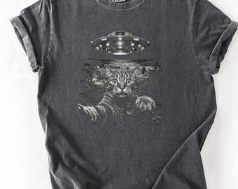 Camiseta Comfort Colors® con estampado de ovnis y gatos alienígenas.