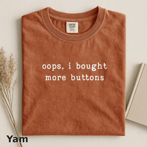 Camiseta "Ups, compré más botones", Camiseta divertida de costura Comfort Colors®, Regalo para quilters, Camiseta para amantes de las manualidades