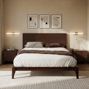 Op de afbeelding: Een moderne slaapkamer met een donkerhouten bedframe en bijpassend hoofdbord. Het bed is opgemaakt met wit beddengoed en een bruine sprei. Twee bijpassende nachtkastjes flankeren het bed. De kamer heeft een neutraal kleurenpalet met abstracte kunst en een patroonkleed.