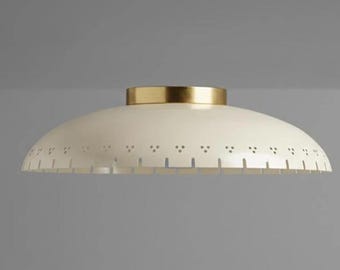 Luminária de teto italiana moderna de meados do século XX, em latão bruto, com cúpula única branca, estilo Sputnik, para quarto ou sala de jantar.