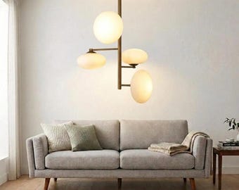 Lampadario Sputnik in ottone spazzolato: plafoniera semi-incasso in stile Mid-Century Modern, con 4 globi in ottone, illuminazione minimalista per sala da pranzo.