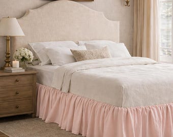 Elegante blushroze bedrok met ruches, zachte linnen bedvolant, romantisch slaapkamerdecor, stoffering bedovertrek