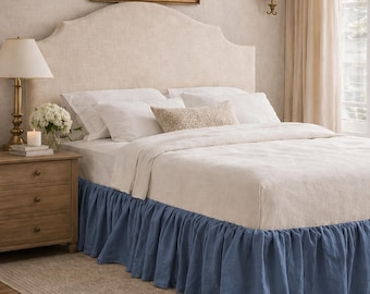 Falda de cama azul vaquero con volantes, ropa de cama de lino elegante, decoración clásica de dormitorio en tonos neutros.