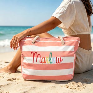 Personalisierte gestreifte Canvas-Einkaufstasche, individuell gestickte große Strandtasche mit Reißverschluss, Pool und Urlaubsreisetasche für Frauen