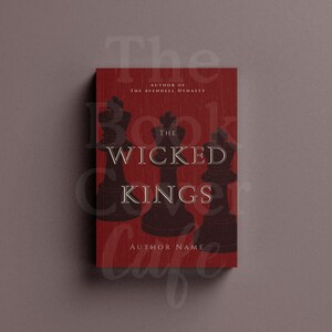 Può includere: Copertina del libro "The Wicked Kings" con sfondo rosso effetto legno. Il titolo è in grandi lettere bianche, con tre sagome scure di re degli scacchi. Sono visualizzati anche il nome dell'autore e "Author of The Avendell Dynasty".