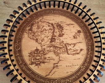 Tavola di legno con una mappa del Signore degli Anelli.