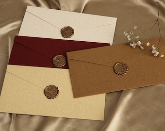 Vintage linnen enveloppen, uitnodigingen en wenskaarten met waszegel, papier met ansichtkaartstructuur.