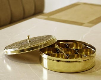 Handgemachte Messing Gewürz Box, 7 Fach Indische Masala Organizer mit Löffel