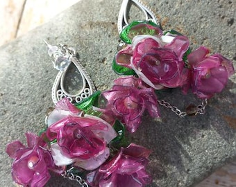 Romantische Upcycled Pinke Blumen Ohrringe – Handgemachter Eco Harz Schmuck mit Blatt & Kristall Ohrstecker