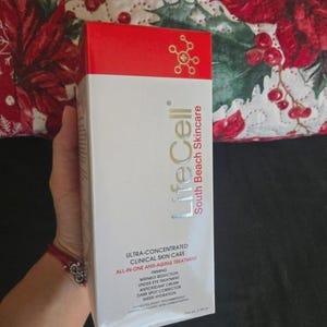 K&ouml;nnte beinhalten: Eine wei&szlig;e und rote Schachtel von LifeCell South Beach Skincare. Die Schachtel zeigt den Markennamen und Produktdetails, einschlie&szlig;lich "Ultra-Concentrated Clinical Skin Care" und "All-In-One Anti-Aging Treatment". Sie listet auch Vorteile wie Faltenreduzierung auf.