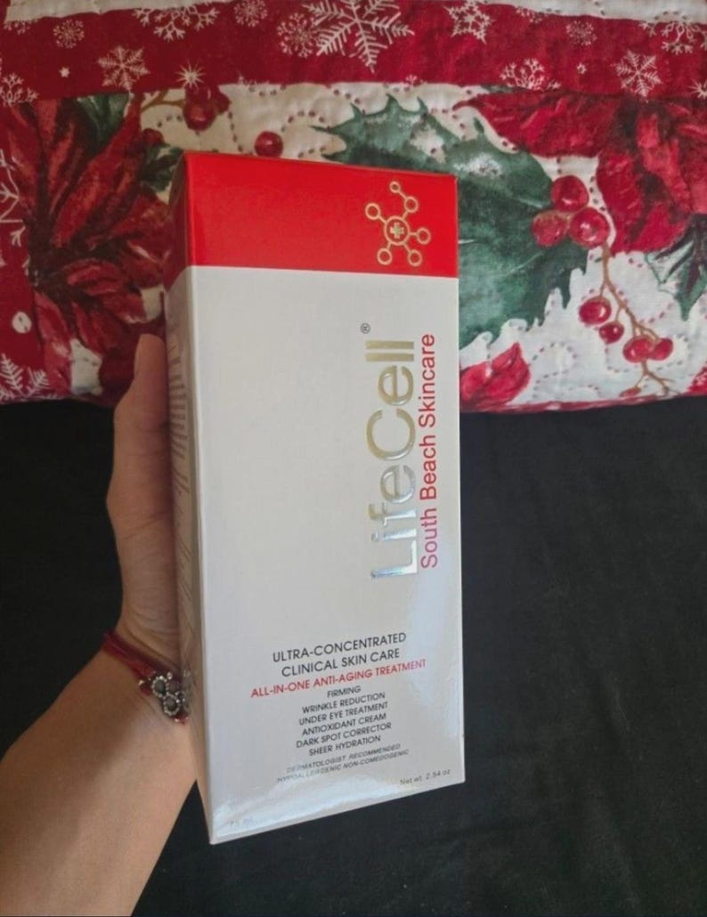 K&ouml;nnte beinhalten: Eine wei&szlig;e und rote Schachtel von LifeCell South Beach Skincare. Die Schachtel zeigt den Markennamen und Produktdetails, einschlie&szlig;lich "Ultra-Concentrated Clinical Skin Care" und "All-In-One Anti-Aging Treatment". Sie listet auch Vorteile wie Faltenreduzierung auf.