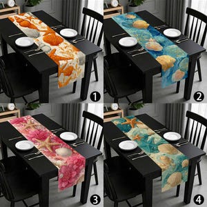 Puede incluir: Cuatro caminos de mesa con diseños de conchas marinas y estrellas de mar. Los caminos de mesa son rectangulares y presentan varios esquemas de color: naranja, azul, rosa y turquesa. Cada camino de mesa está colocado sobre una mesa negra con platos y cubiertos blancos.