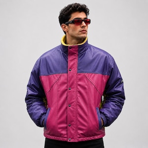 Pode incluir: Uma jaqueta color-block com uma seção superior roxa e uma seção inferior rosa vibrante. A jaqueta tem gola alta, fecho frontal com botões de pressão e punhos canelados. O forro interno é de uma cor amarela contrastante, usada com óculos de sol escuros.