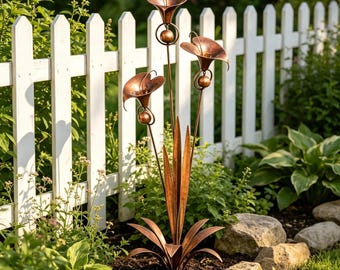 Gevlamd koperen tuinpaal | Calla Lelie & Bluebell-windgong | Massief koperen buitenkunst