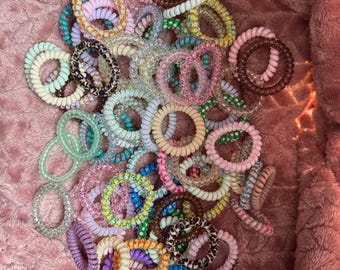 3 willekeurige haarelastiekjes/armband