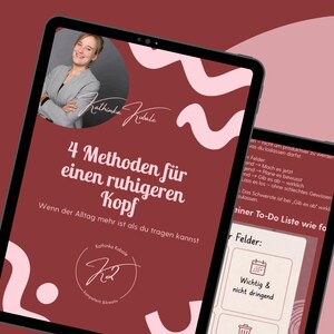 Könnte beinhalten: Zwei Tablets mit einem Arbeitsbuch mit dem Titel "WORKBOOK" und dem Text "4 Methoden für einen ruhigeren Kopf". Die Tablets sind in einem rötlich-braunen Farbton mit weißen und rosa Akzenten gehalten. Der Autor heißt Kathinka Kobale.