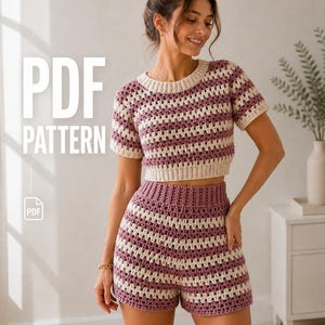 Op de afbeelding: Een gehaakte tweedelige set met strepen in mauve en crème, bestaande uit een top met korte mouwen en een high-waist short. De tekst "PDF PATTERN" is in het wit te zien. De set is handgemaakt.