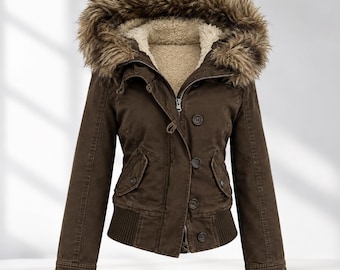 Brauner Damenparka mit Kapuze und Kunstpelzbesatz, fleecegefütterte Winterjacke