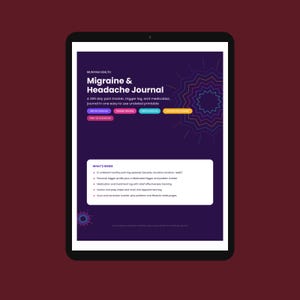 Könnte beinhalten: Ein digitales Tablet zeigt ein dunkelviolettes Migräne- und Kopfschmerztagebuch. Der Bildschirm enthält weißen Text, bunte pillenförmige Schaltflächen und eine geometrische Mandala-Grafik. Ein weißes Feld listet Inhalte wie monatliche Schmerzprotokolle und Auslöser-Tracker auf.