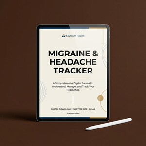 Könnte beinhalten: Ein Tablet mit einem digitalen Journal namens Migraine & Headache Tracker von Munyam Health. Der Bildschirm hat einen cremefarbenen Hintergrund mit schwarzem Text, geometrischen Linien und dem Untertitel A Comprehensive Digital Journal to Understand, Manage, and Track Your Headaches. Enthält den Text digital download, US letter size, A4 und A5.