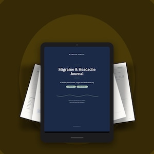 Könnte beinhalten: Ein digitales Tablet mit einer dunkelblauen Titelseite für ein Migräne- und Kopfschmerztagebuch von Munyam Health. Der Text lautet A 365 Day Pain Tracker, Trigger and Medication Log, mit Schaltflächen für Updated und Easy to Use sowie weißen Seiten.