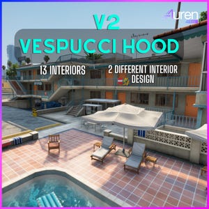 Può includere: Una scena all'aperto con una piscina, sedie a sdraio e un edificio con il testo "V2 Vespucci Hood". L'immagine mostra anche il testo "13 Interni" e "2 Design di Interni Diversi."