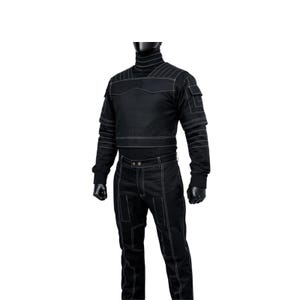 Puede incluir: Mono negro con costuras blancas. El conjunto presenta un cuello alto, m&uacute;ltiples bolsillos y costuras reforzadas. Los pantalones tienen cierre de bot&oacute;n y las mangas tienen costuras reforzadas. El mono se muestra en un maniqu&iacute;.