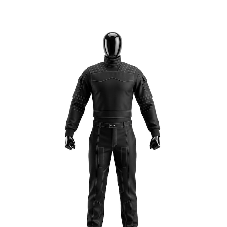 Puede incluir: Mono negro con costuras blancas. El conjunto presenta un cuello alto, detalles en los hombros y un cintur&oacute;n. Los pantalones tienen bolsillos y un dise&ntilde;o de pierna recta. El maniqu&iacute; es negro.