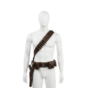 Puede incluir: Un conjunto de bandolera y cinturón de cuero marrón con funda y bolsillos. La bandolera tiene casquillos plateados. El cinturón tiene una hebilla y bolsillos adicionales. El conjunto se muestra en un maniquí.