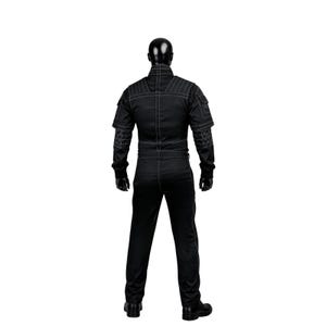 Puede incluir: Mono negro con detalles de costuras blancas. La prenda presenta un cuello alto, mangas largas y m&uacute;ltiples bolsillos. La vista trasera muestra el dise&ntilde;o completo, incluyendo el pantal&oacute;n y las botas.