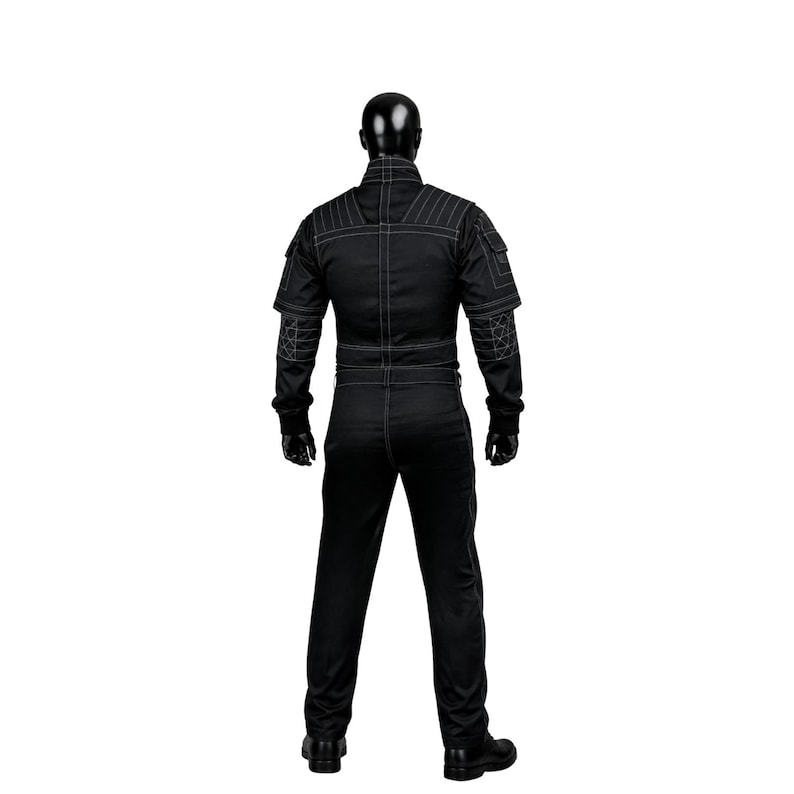 Puede incluir: Mono negro con detalles de costuras blancas. La prenda presenta un cuello alto, mangas largas y m&uacute;ltiples bolsillos. La vista trasera muestra el dise&ntilde;o completo, incluyendo el pantal&oacute;n y las botas.