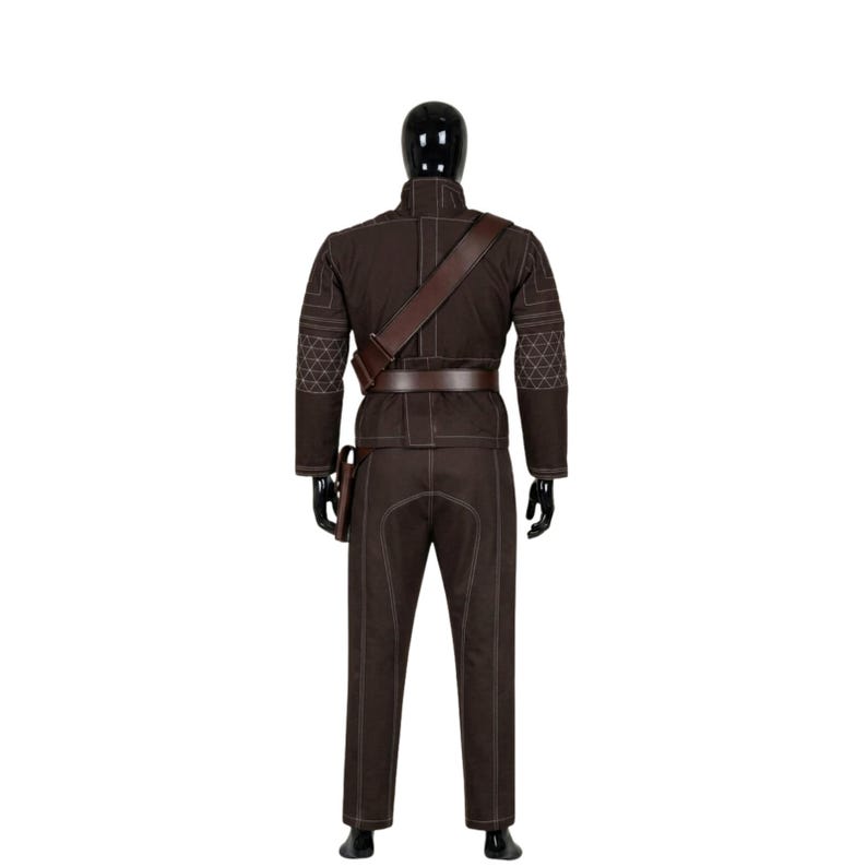 Puede incluir: Un disfraz marr&oacute;n exhibido en un maniqu&iacute; negro. El atuendo incluye una chaqueta, pantalones, cintur&oacute;n y una bandolera. La chaqueta tiene patrones geom&eacute;tricos en los hombros y los pantalones tienen costuras blancas.